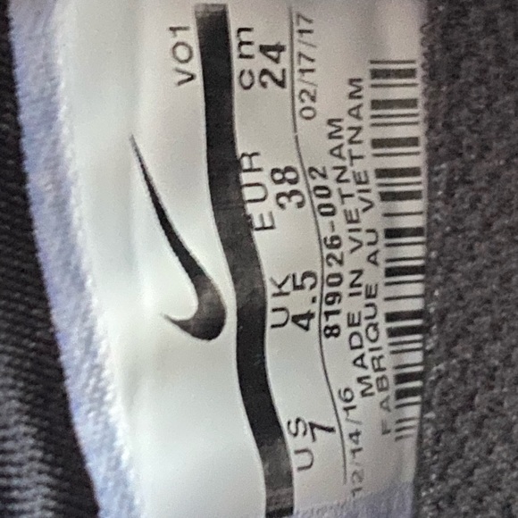 USED NIKE SHOES - Picture 9 of 16